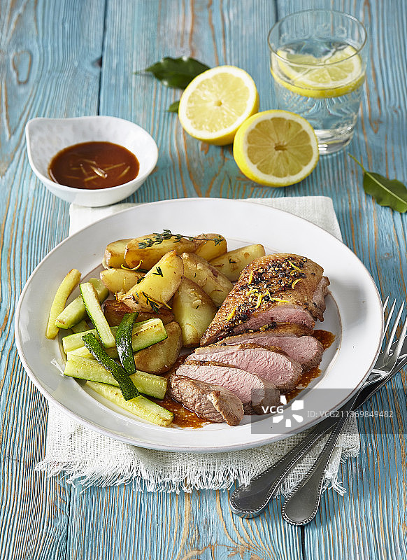 蜂蜜柠檬鸭胸配西葫芦和土豆图片素材