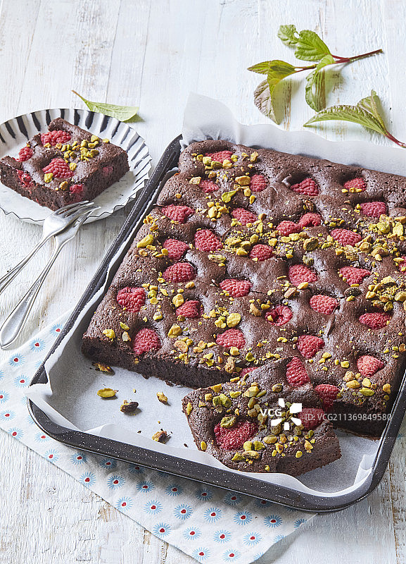 黑巧克力覆盆子布朗尼蛋糕图片素材