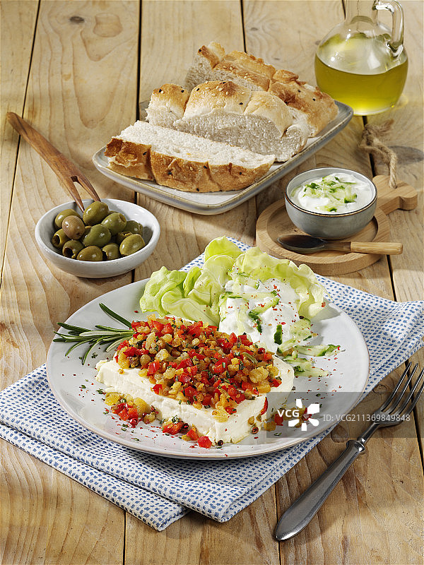 希腊菲达奶酪配辣椒和橄榄辣酱图片素材