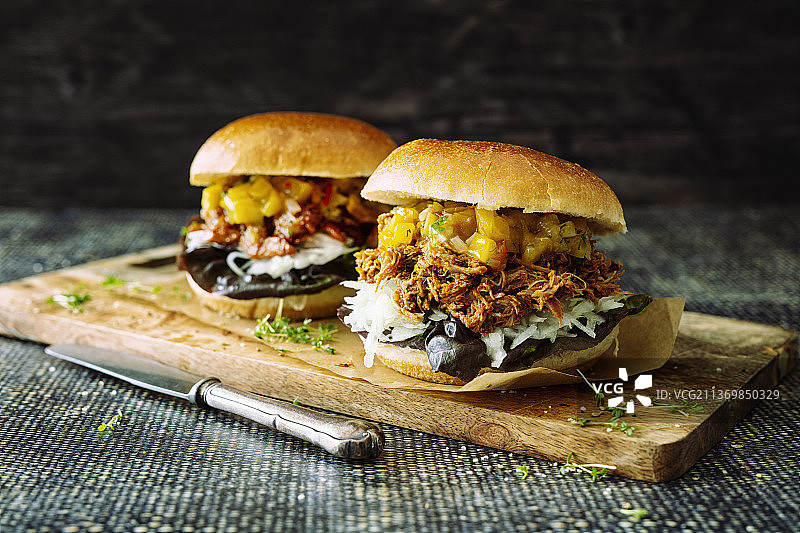 手撕火鸡汉堡和手撕菠萝蜜汉堡配芒果酸辣酱图片素材