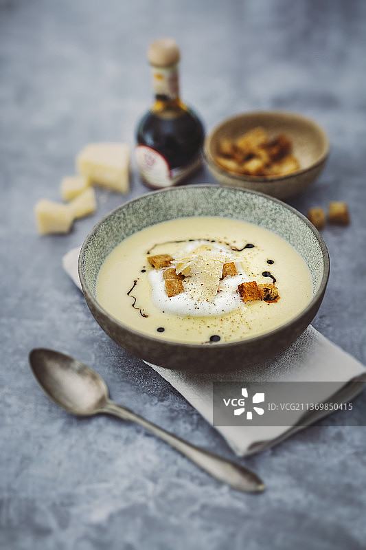 帕尔马干酪奶油浓汤配面包丁和陈年香醋图片素材