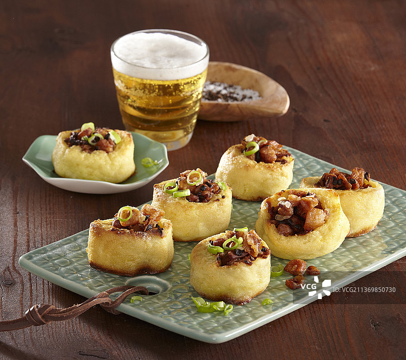 马铃薯桶里的油渣图片素材