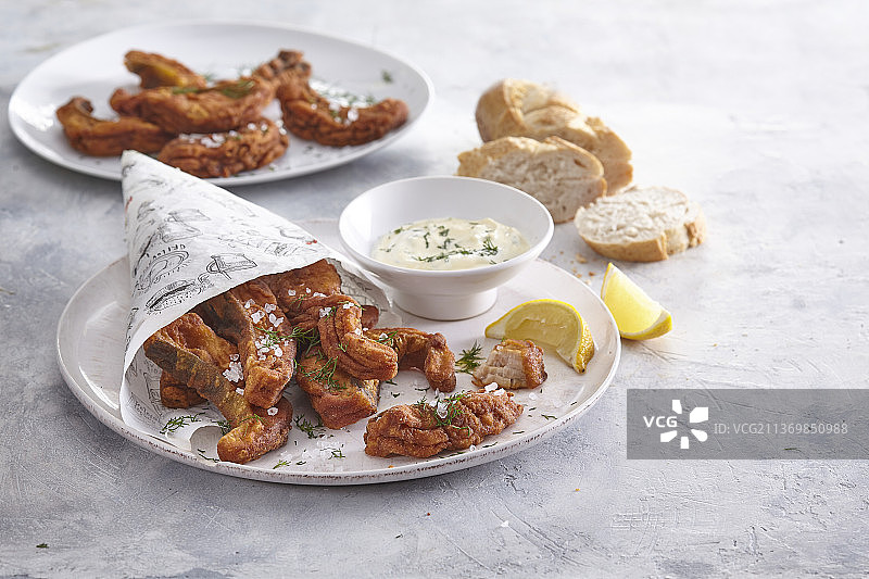 炸鲤鱼配莳萝酱图片素材