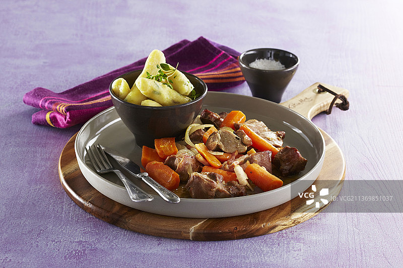 烤火鸡块配胡萝卜土豆香草锥（饺子）图片素材