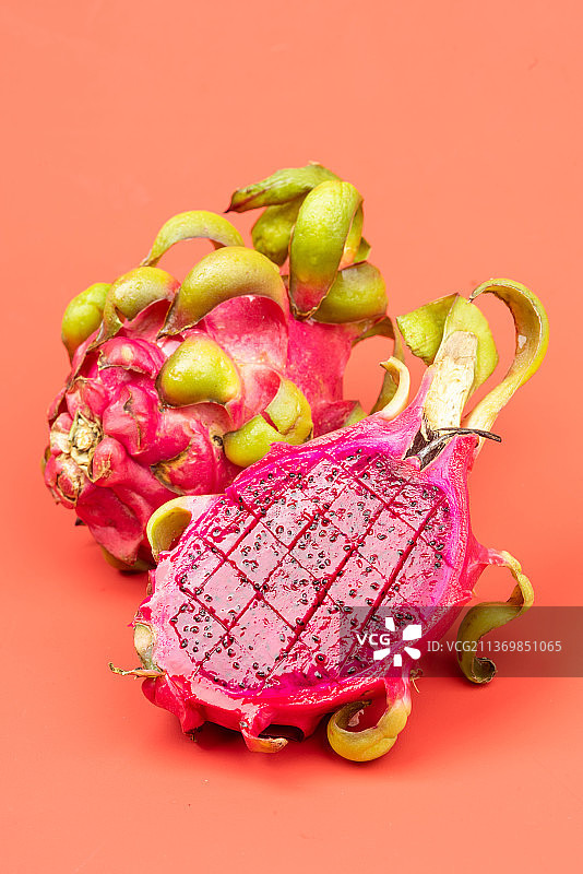 粉红色背景上的红龙果图片素材