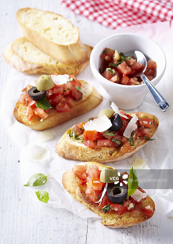 意式烤面包配番茄、橄榄和罗勒图片素材