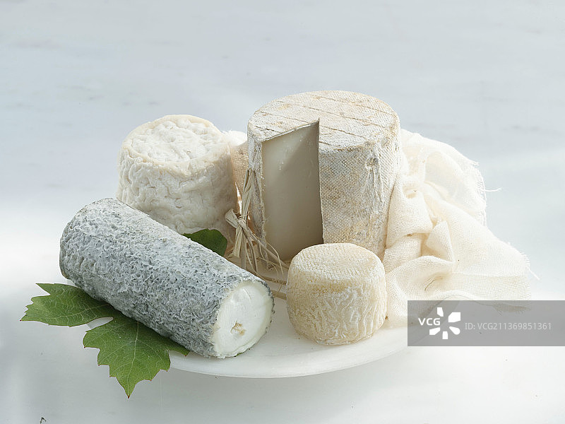 四种不同的山羊奶酪图片素材