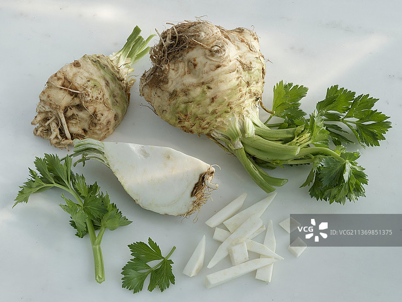 完整、四分和切块的新鲜芹菜根图片素材