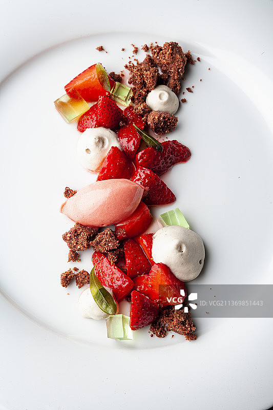 草莓冰糕配木犀草奶油和巧克力碎图片素材