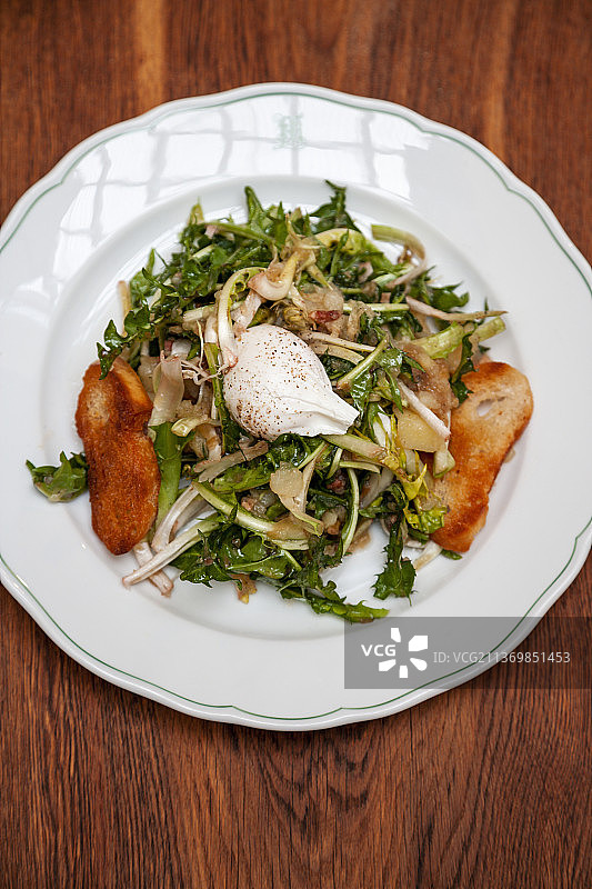 巴登风味蒲公英沙拉，配培根、土豆和鸡蛋图片素材