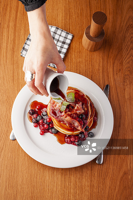 搭配培根和枫糖浆的黑森林加拿大薄烤饼图片素材