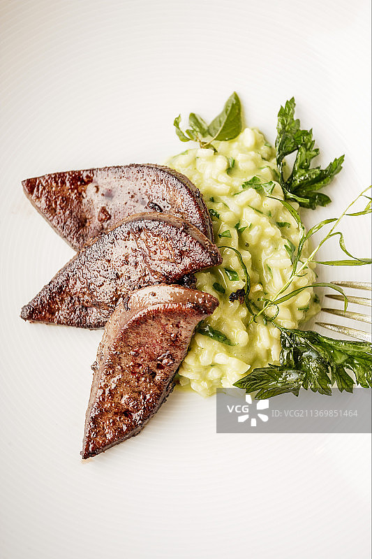 野生香草意大利烩饭配烤鹿肝图片素材