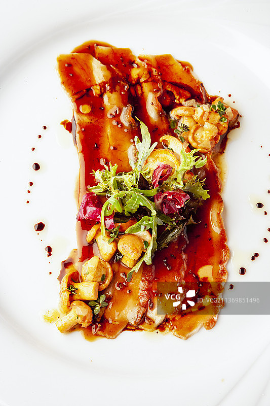 香芹籽酱汁烩五花肉配鸡油菌和柠檬百里香图片素材