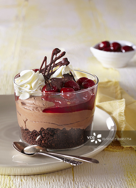 巴黎巧克力甜点：黑碎和酸樱桃图片素材