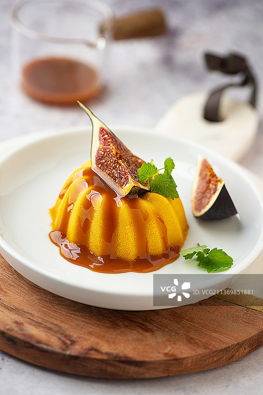 南瓜意式奶冻配无花果和焦糖酱图片素材