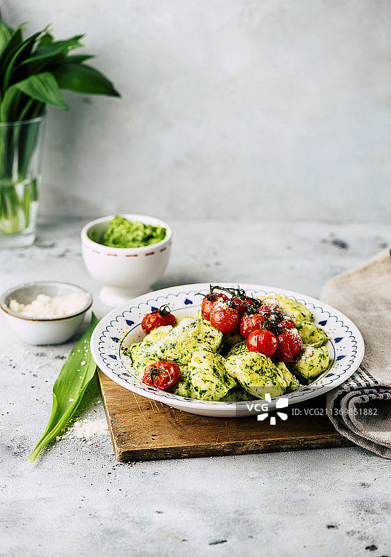 搭配烤箱番茄和野蒜黄油的嫩滑意大利面图片素材