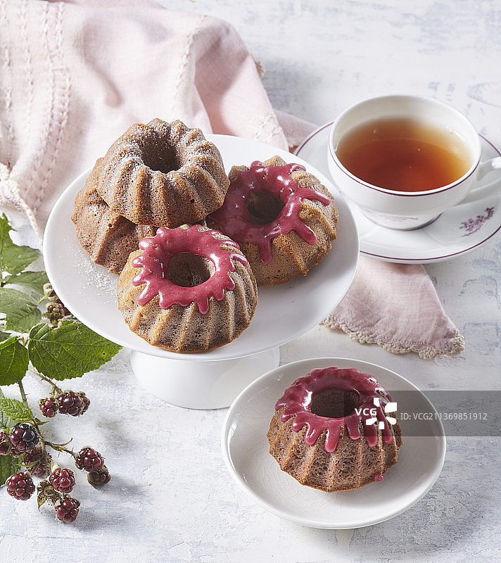 带有黑莓的小巧精致面包图片素材