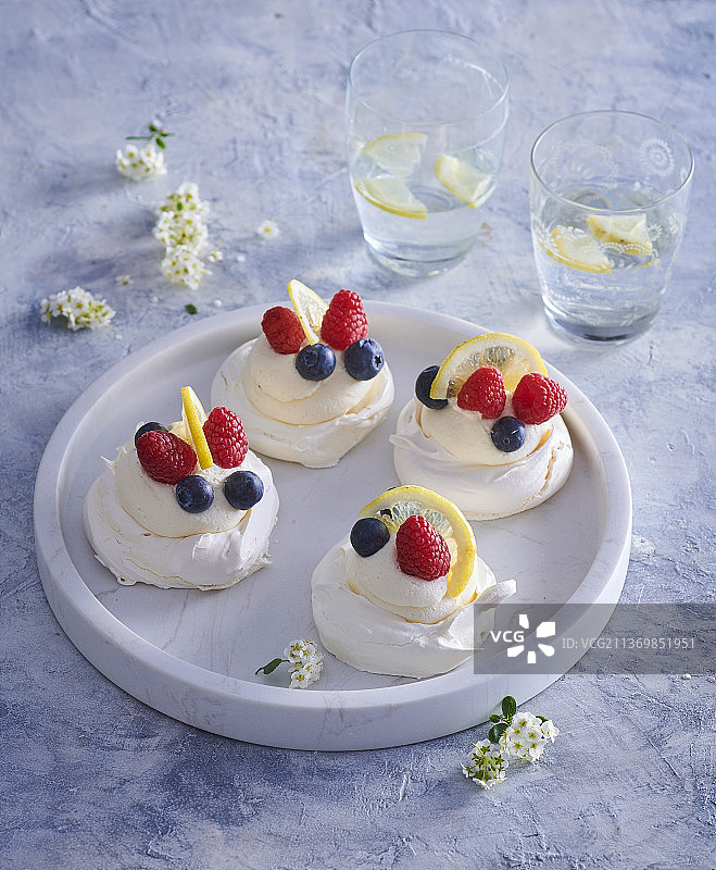 小型柠檬蛋白酥皮帕芙洛娃，配森林浆果图片素材