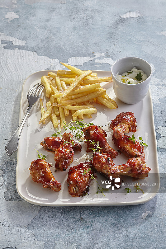 香辣蜂蜜鸡翅配炸薯条图片素材