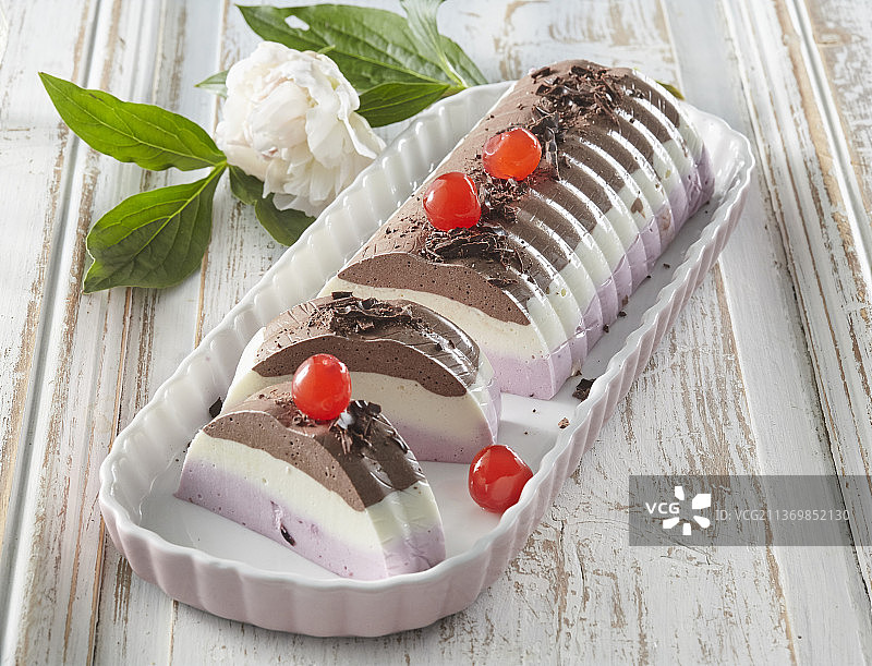 三层慕斯甜点图片素材