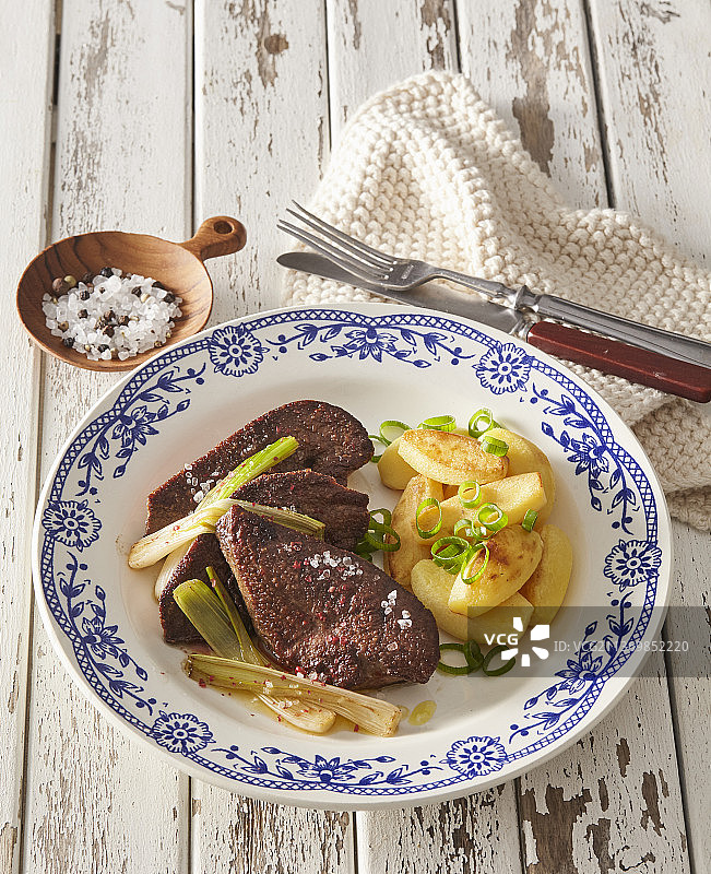 烤猪肝配土豆图片素材