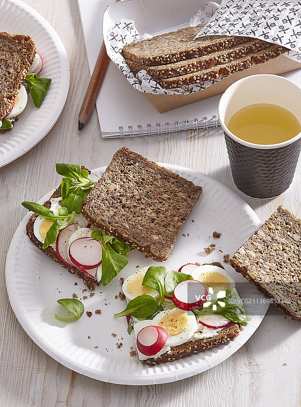 全麦面包，配煮鸡蛋和萝卜图片素材