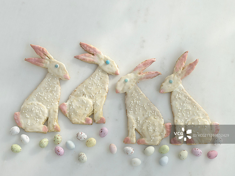 糖霜复活节兔子酥皮点心和糖彩蛋图片素材