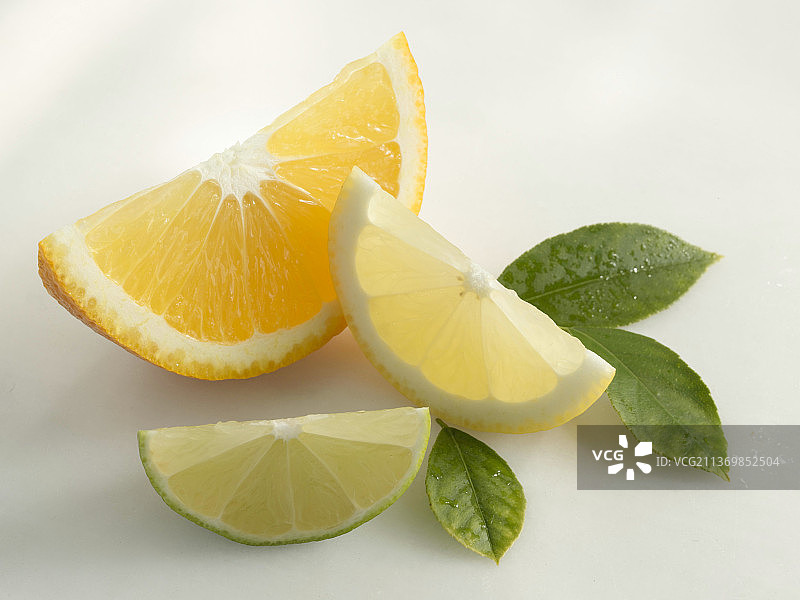 三个不同的柑橘水果楔子图片素材