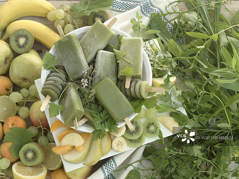 用草药和水果制成的绿色冰沙冰淇淋图片素材