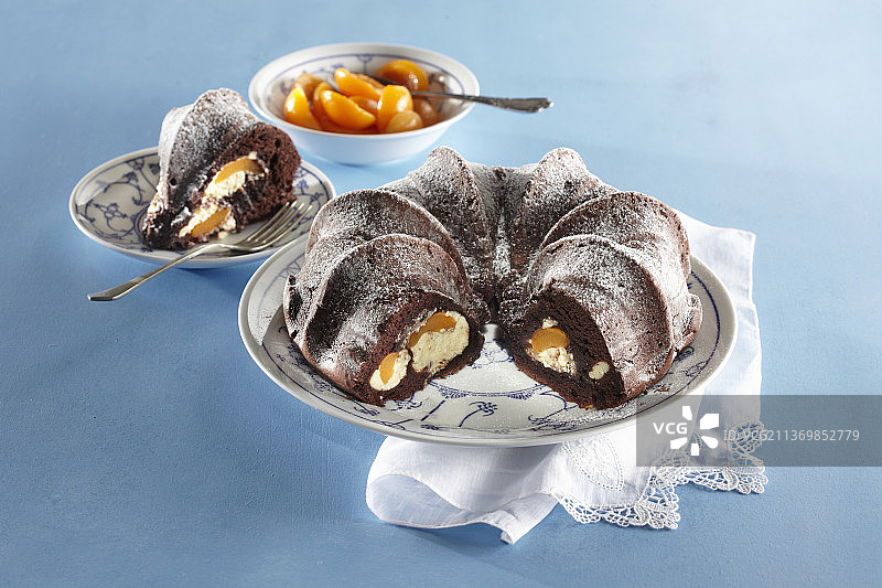 可可特色面包配杏子蛋奶馅图片素材