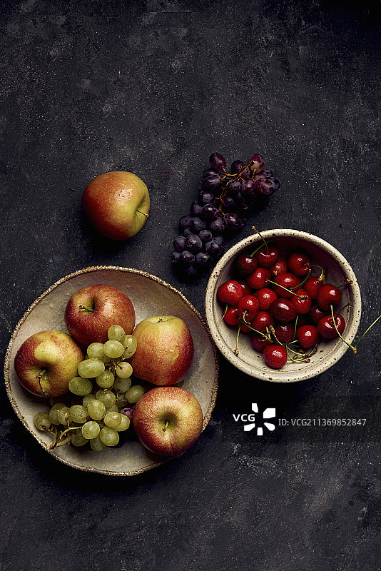 静物：甜樱桃、布瑞本苹果和葡萄图片素材
