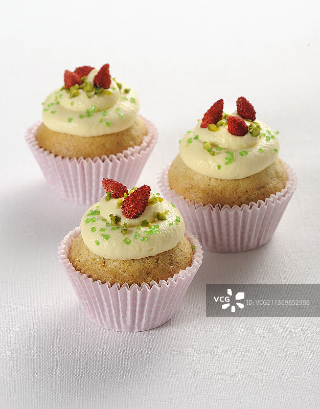 野生草莓柠檬纸杯蛋糕图片素材