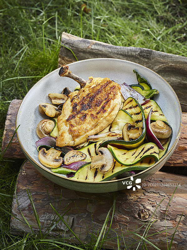 烤西葫芦和蘑菇鸡排图片素材