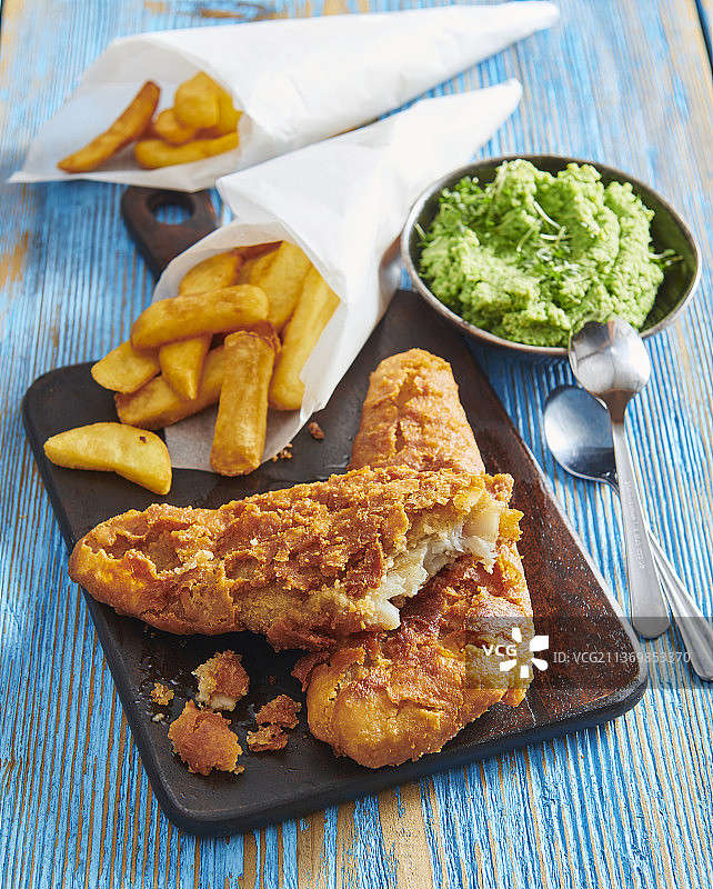 搭配豌豆泥芝麻酱的炸鱼薯条图片素材