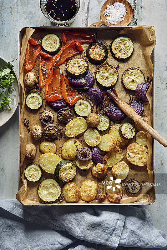 烤蔬菜配照烧汁图片素材