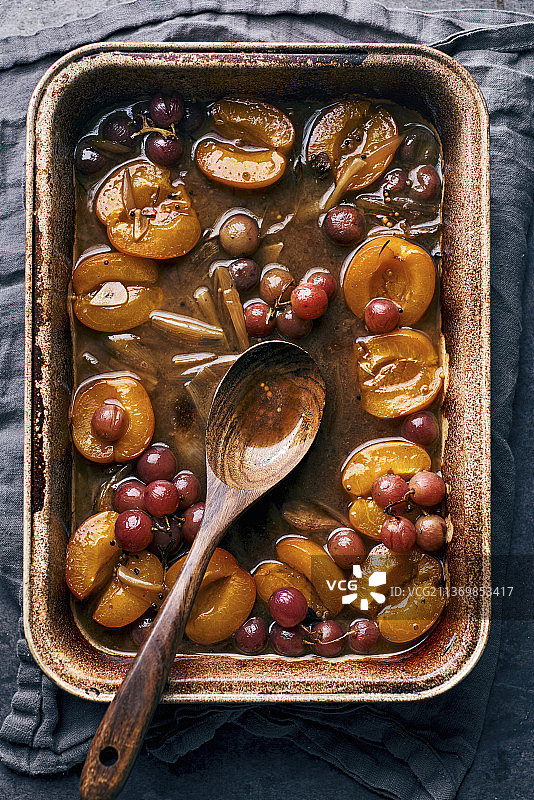 烤水果蔬菜猪肉汁（杏、葡萄、葱）图片素材