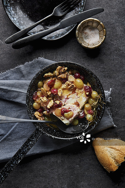 烤羊乳酪搭配葡萄和核桃图片素材