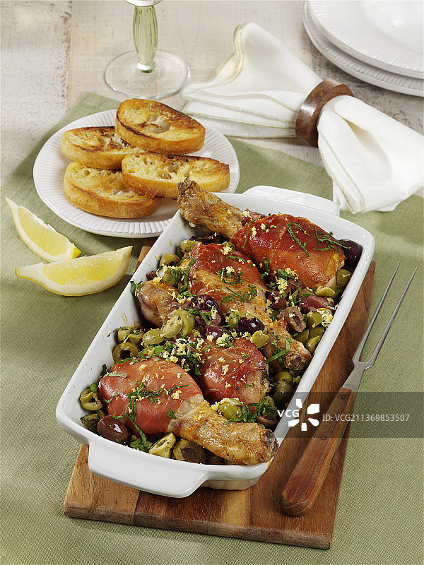 烤意大利熏火腿裹鸡腿配橄榄图片素材