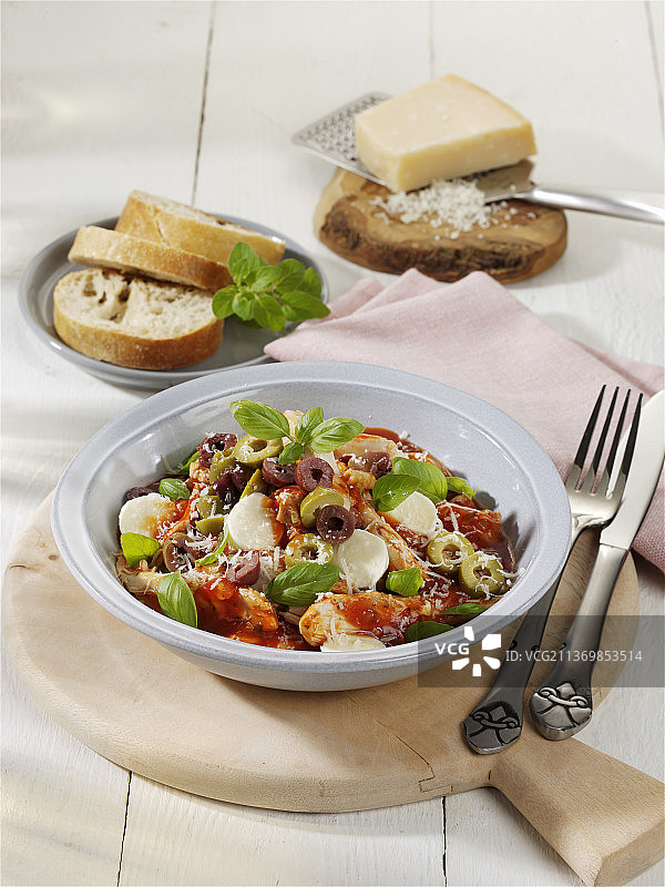 撒丁岛鸡肉 fricasse，配马苏里拉奶酪和橄榄图片素材