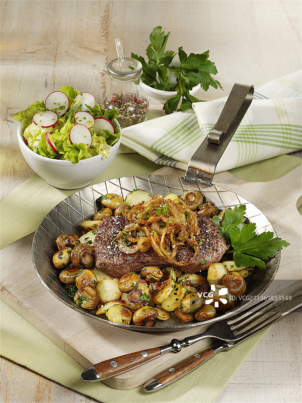 洋葱牛排配炸蘑菇和炸土豆图片素材