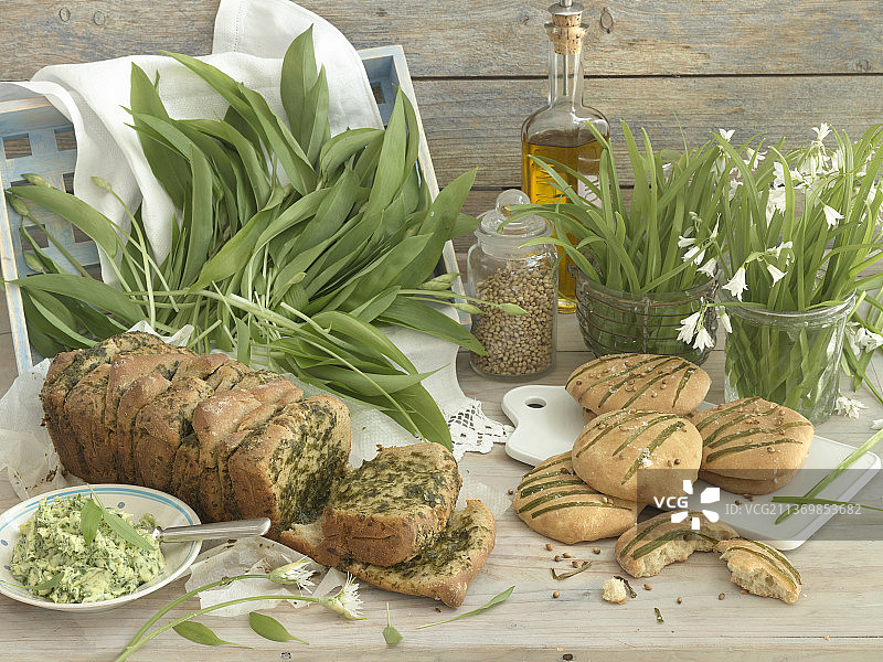 野蒜、野蒜面包、野蒜黄油和野蒜卷图片素材