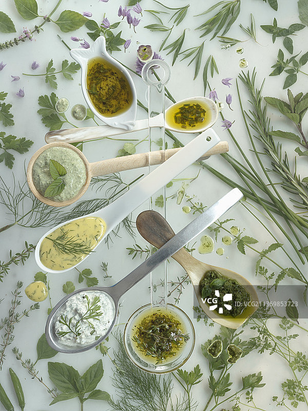 七种不同口味的沙拉酱配香草勺图片素材