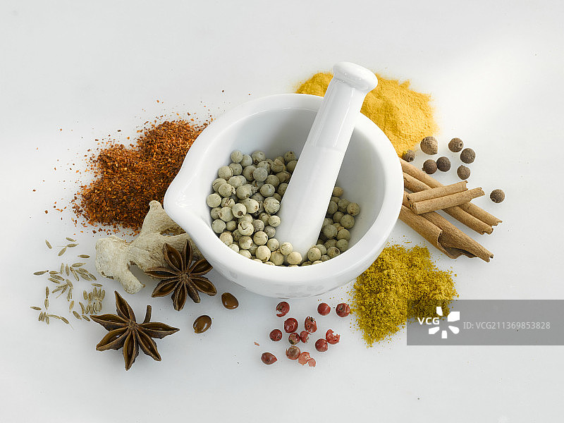 研钵中及周围散落的各种香料图片素材