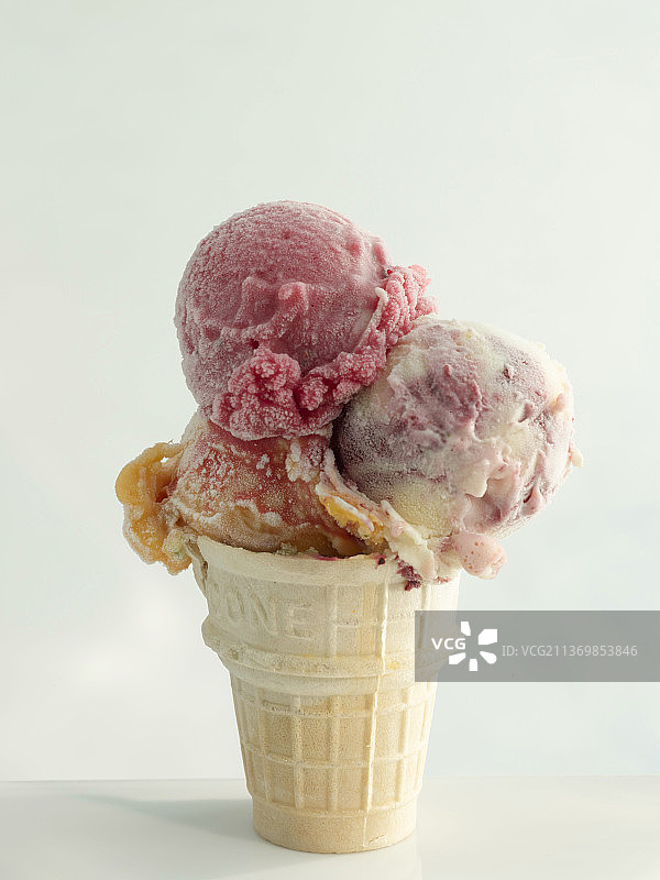 蛋卷上的三勺冰淇淋图片素材