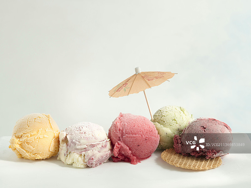 带有鸡尾酒伞的五个冰淇淋图片素材
