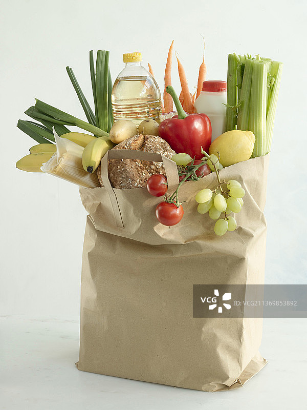 装满食品的棕色纸质购物袋图片素材