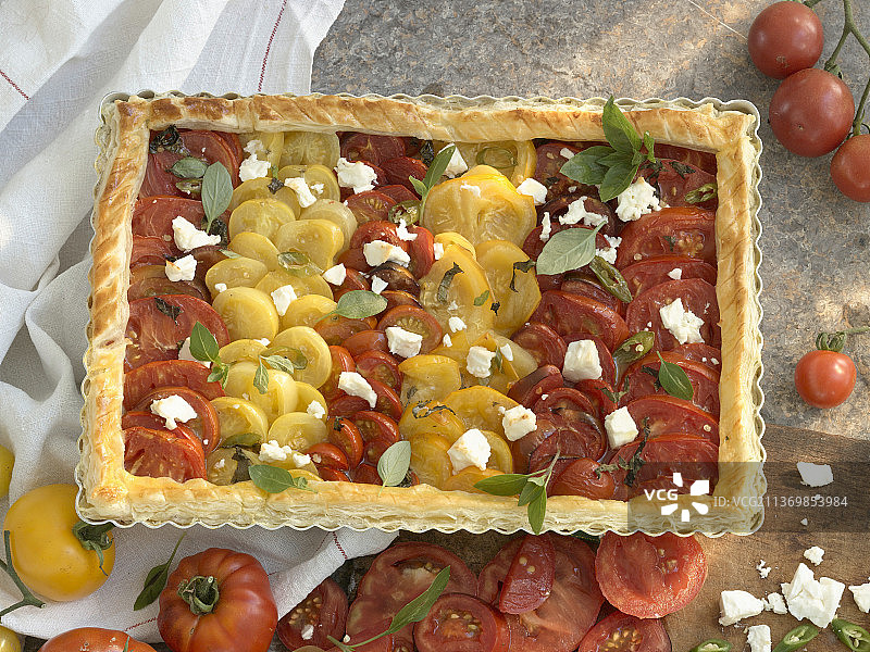 番茄千层酥，配辣椒、菲达奶酪和罗勒图片素材