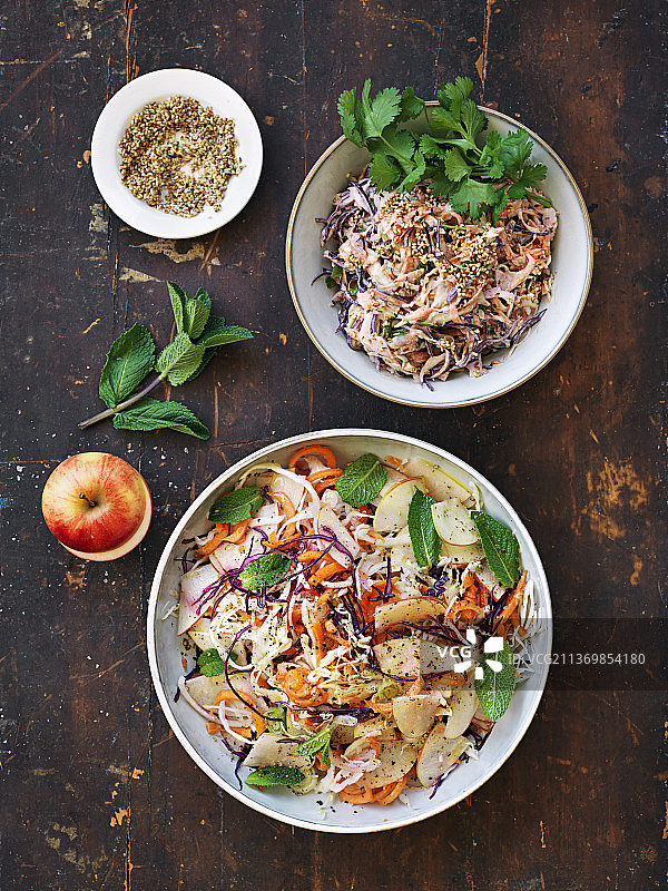 卷心菜、薄荷、苹果、胡萝卜和凉拌卷心菜沙拉，配以香菜、芝麻和胡萝卜图片素材