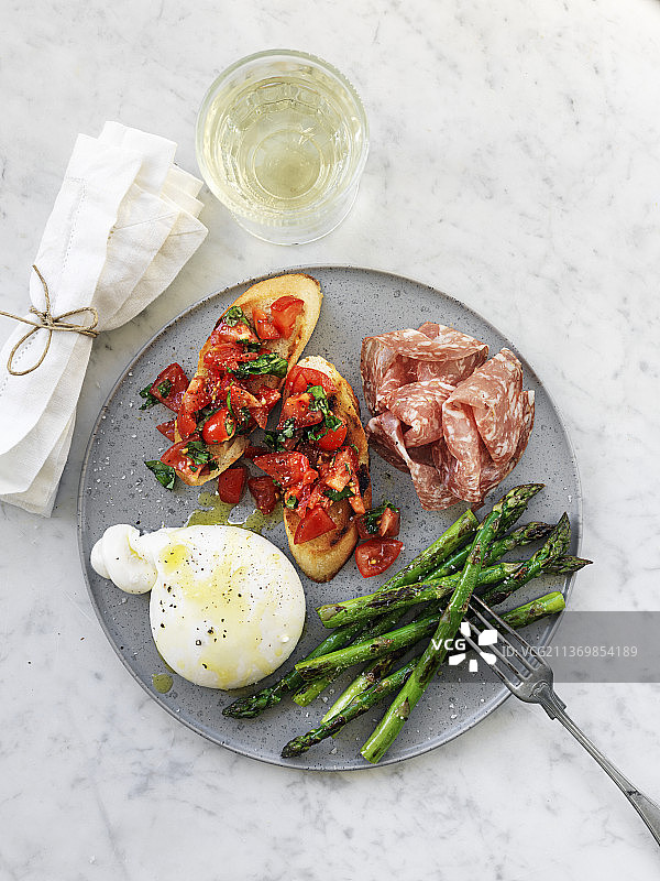 布拉塔奶酪、芦笋、烤面包片、萨拉米香肠、白葡萄酒图片素材