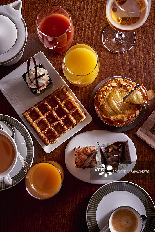 华夫饼、苹果馅饼、果汁和咖啡图片素材